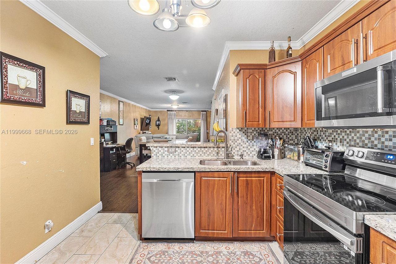 7659 Tamarac Island Circle, Tamarac, FL 33321 Photo