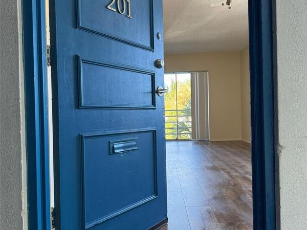 1407 NE 56th Street, Unit 201, Fort Lauderdale, FL 33334