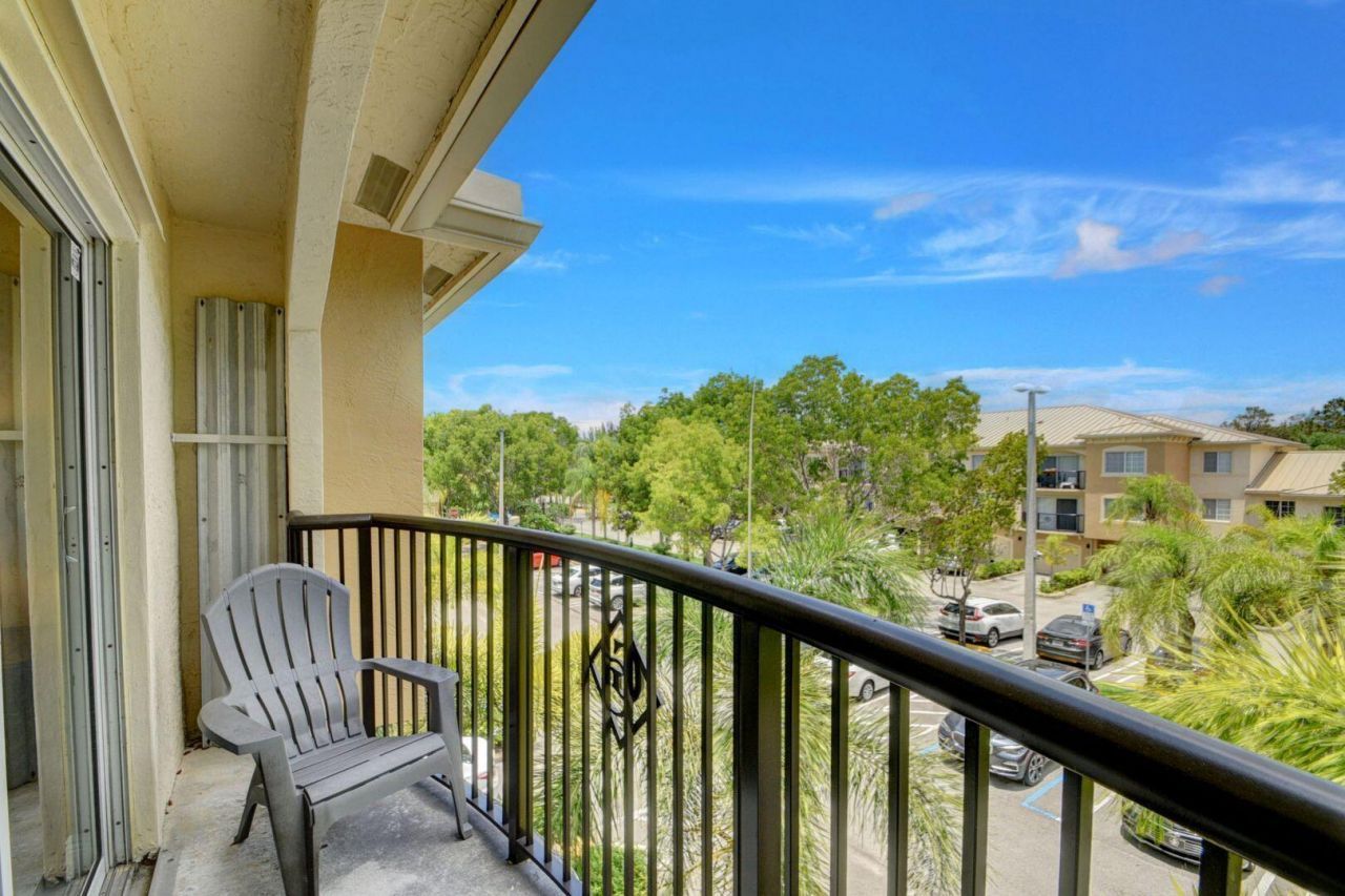 300 Crestwood Court N, Unit 307, Royal Palm Beach, FL 33411 Photo