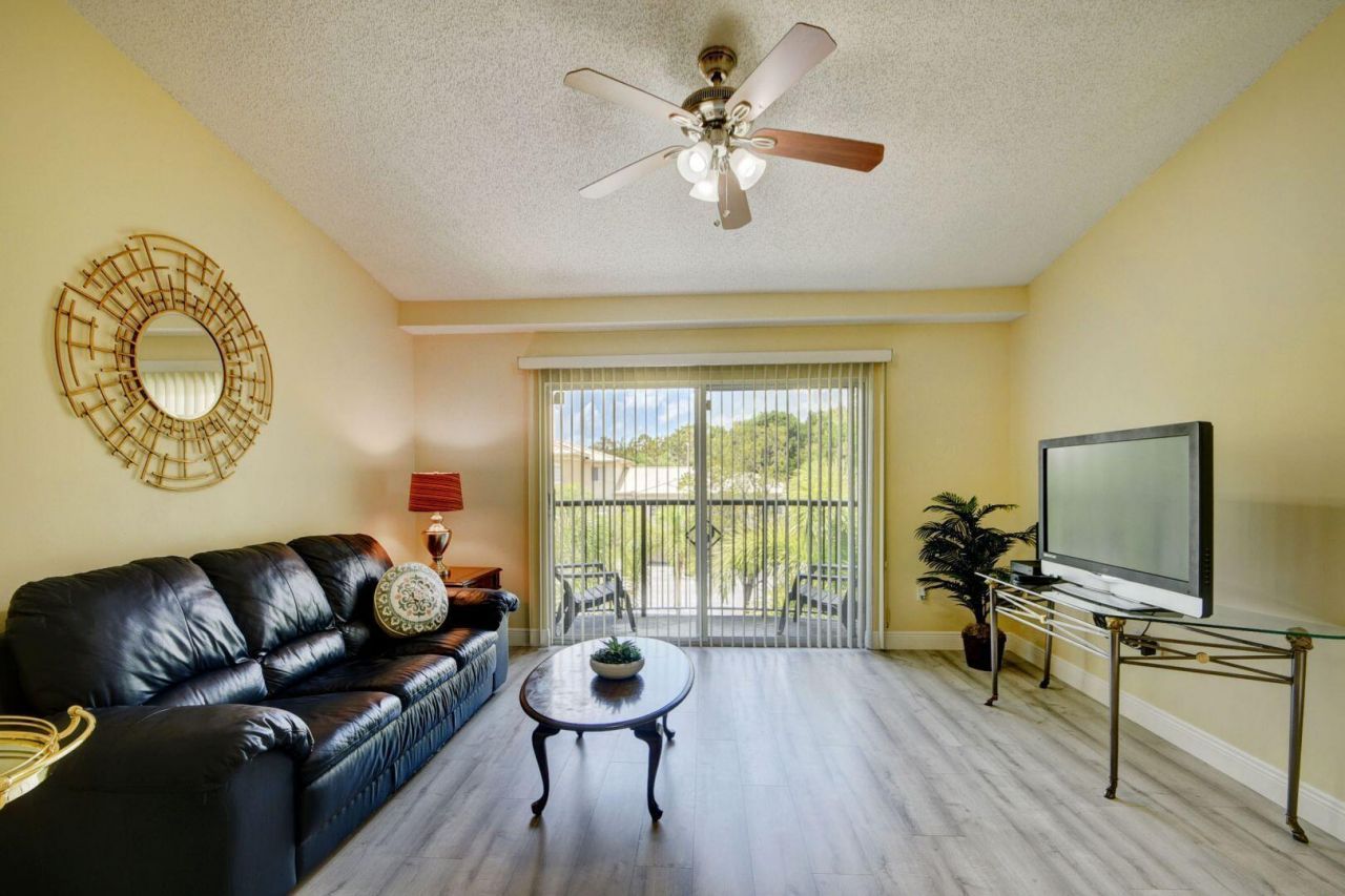 300 Crestwood Court N, Unit 307, Royal Palm Beach, FL 33411 Photo