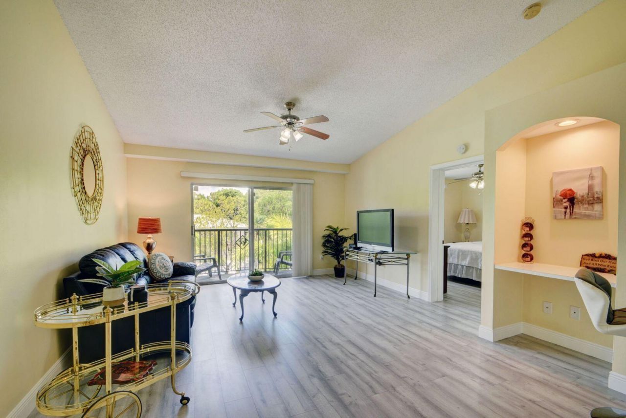 300 Crestwood Court N, Unit 307, Royal Palm Beach, FL 33411 Photo