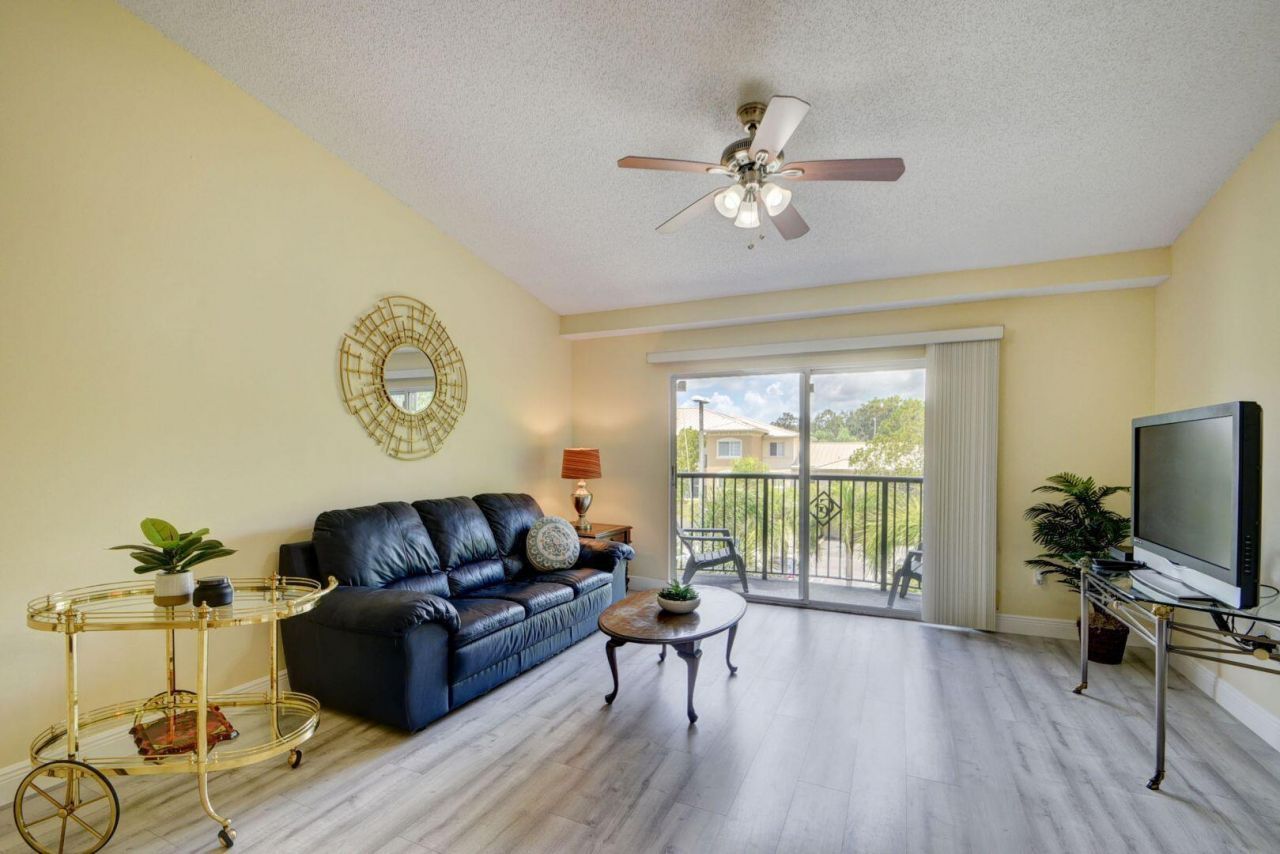 300 Crestwood Court N, Unit 307, Royal Palm Beach, FL 33411 Photo