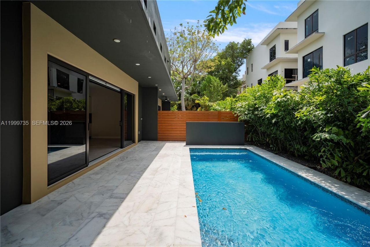 2960 W Trade Av, Coconut Grove, FL 33133 Photo