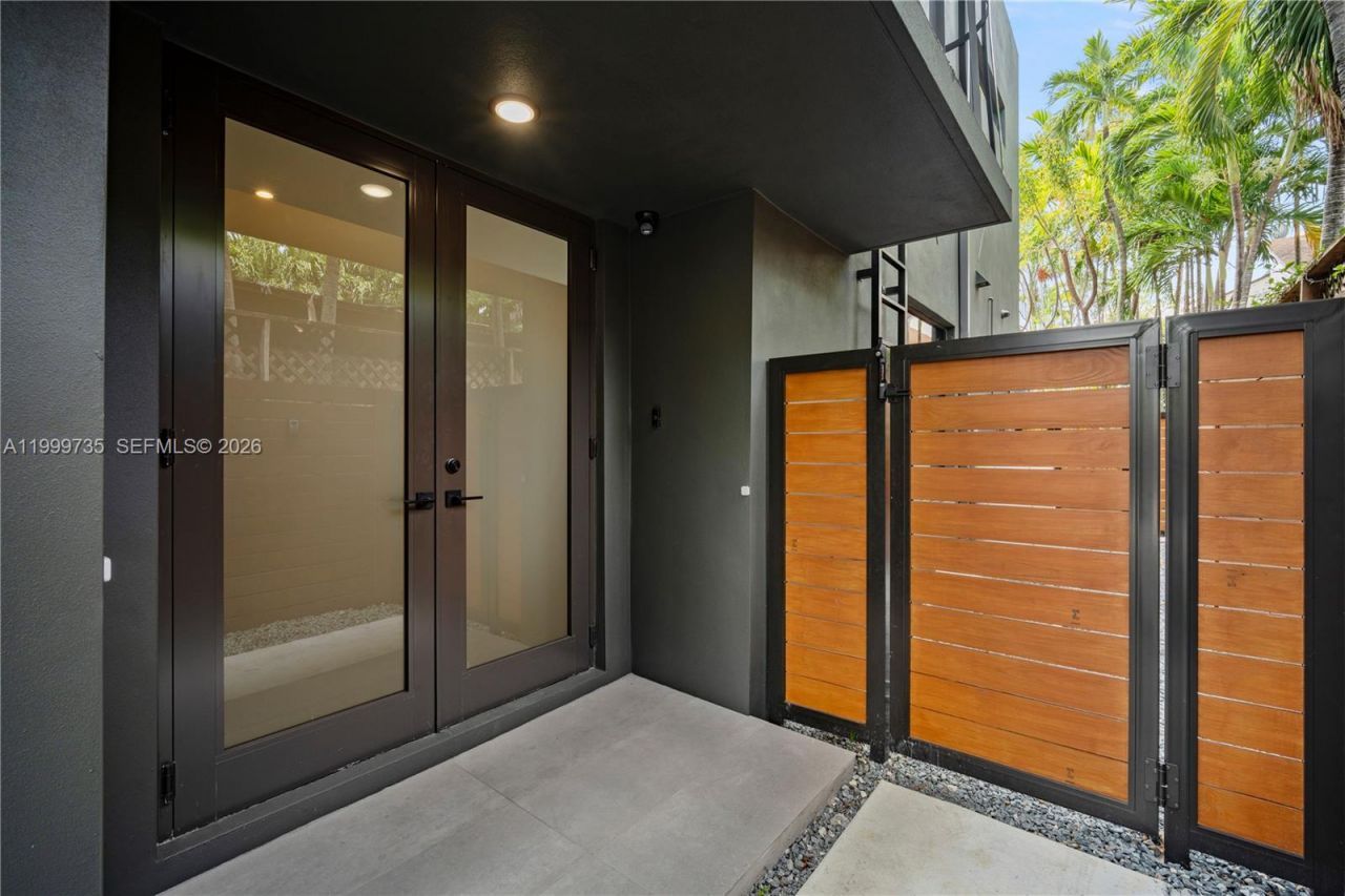 2960 W Trade Av, Coconut Grove, FL 33133 Photo