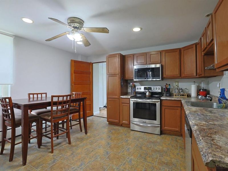 448 Riddle Road, Cincinnati, OH 45220 Photo 13