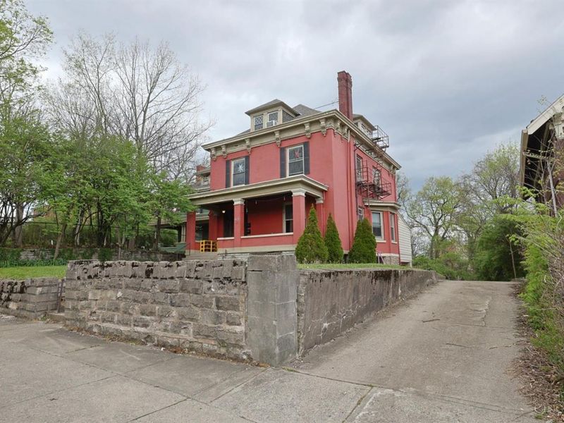 448 Riddle Road, Cincinnati, OH 45220 Photo 2