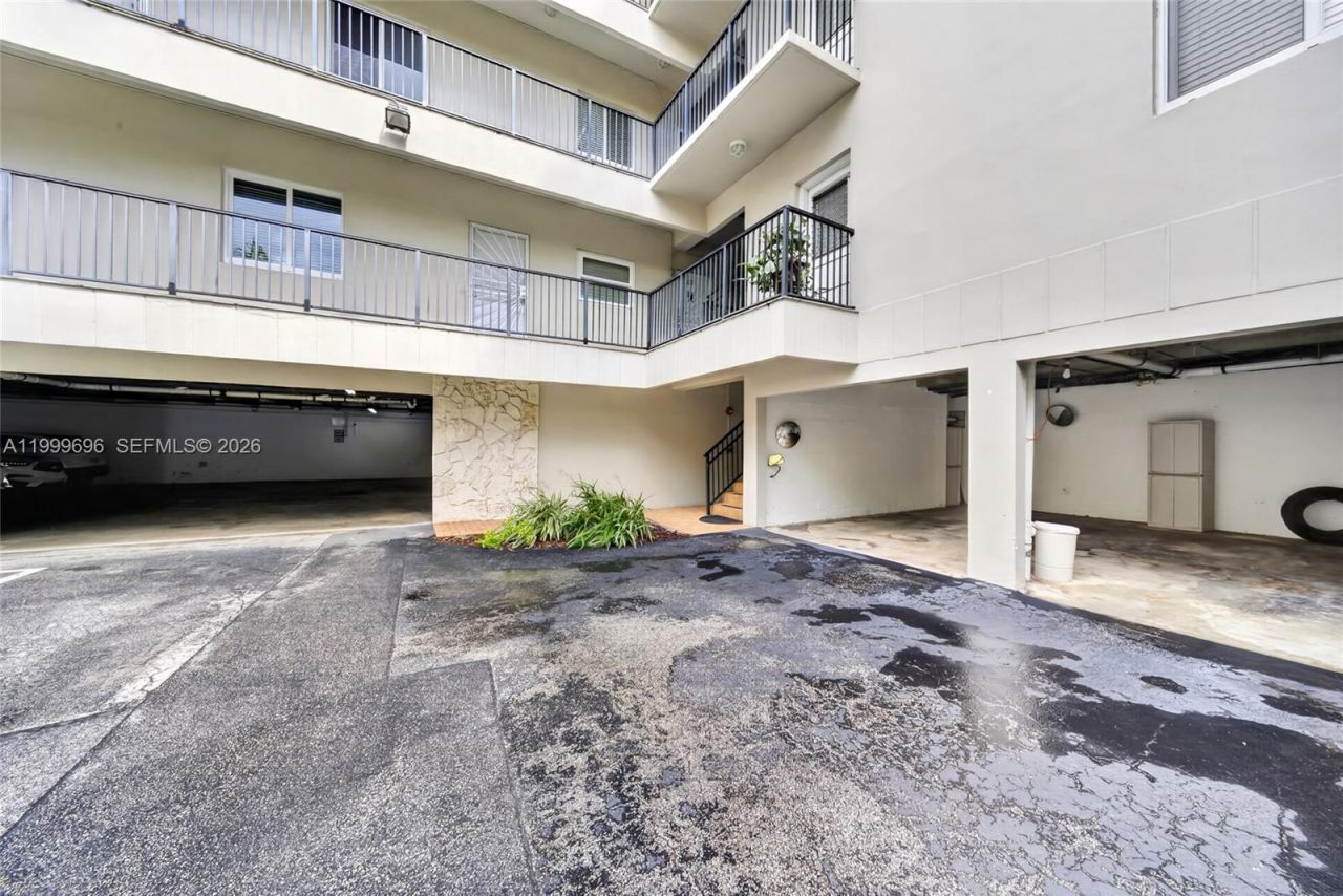 6815 Edgewater Dr, Unit 108, Coral Gables, FL 33133 Photo