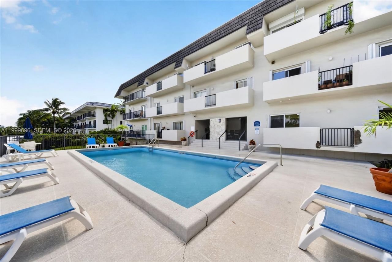 6815 Edgewater Dr, Unit 108, Coral Gables, FL 33133 Photo