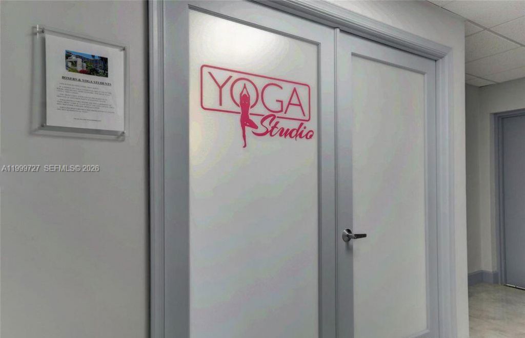 600 Parkview Dr, Unit 223, Hallandale Beach, FL 33009 Photo