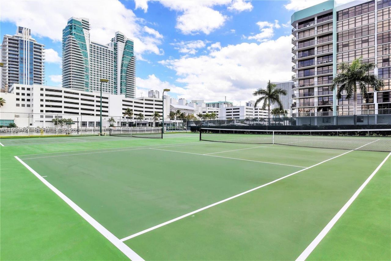 600 Parkview Dr, Unit 223, Hallandale Beach, FL 33009 Photo