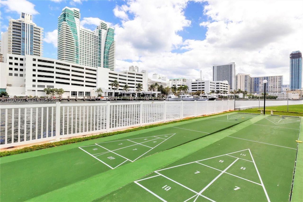 600 Parkview Dr, Unit 223, Hallandale Beach, FL 33009 Photo