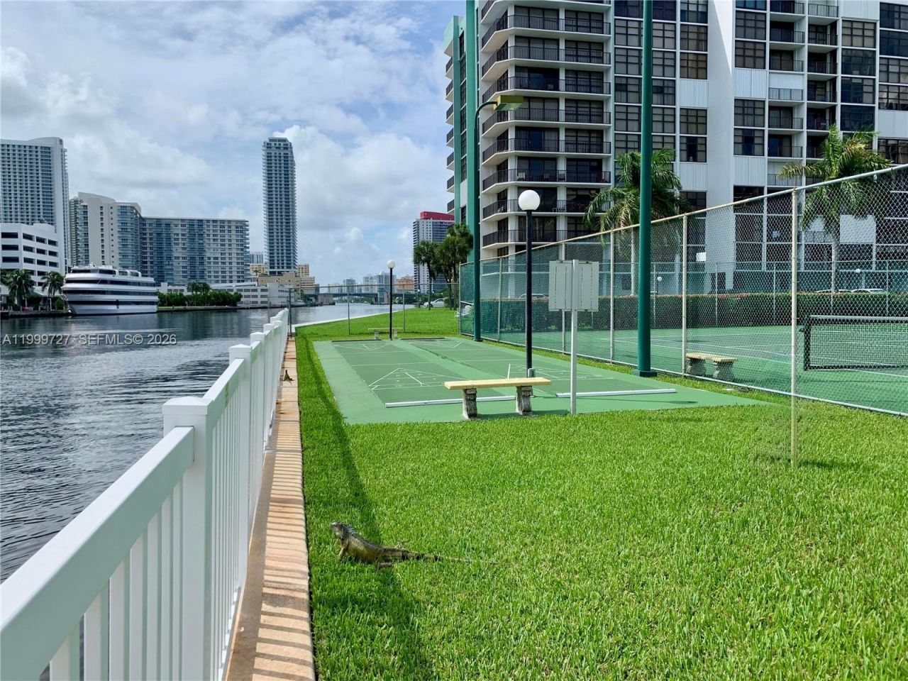 600 Parkview Dr, Unit 223, Hallandale Beach, FL 33009 Photo