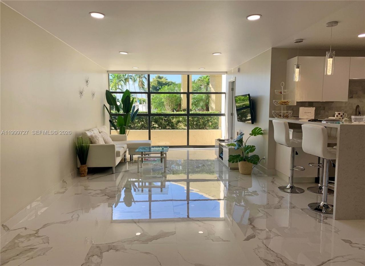 600 Parkview Dr, Unit 223, Hallandale Beach, FL 33009 Photo