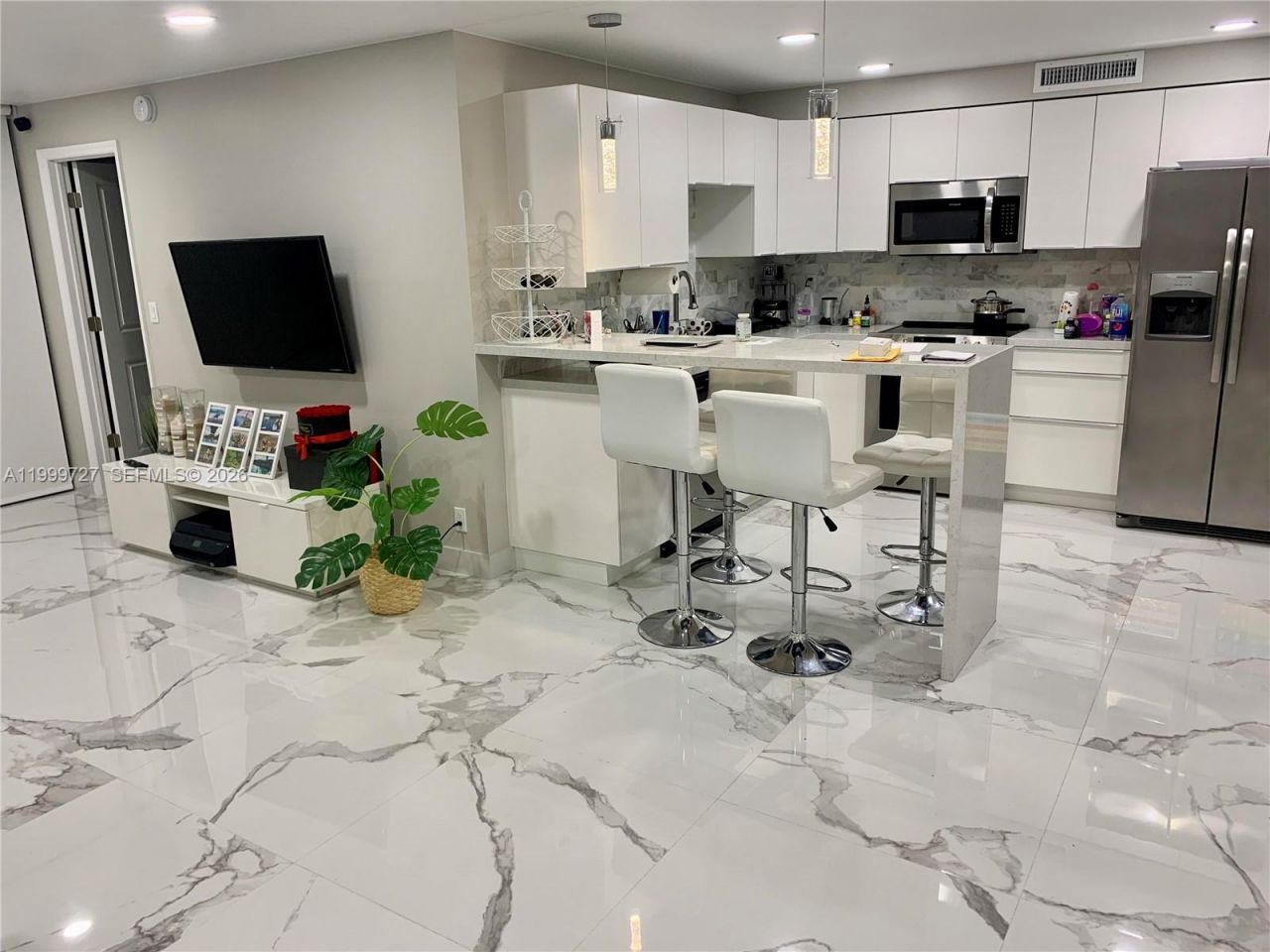 600 Parkview Dr, Unit 223, Hallandale Beach, FL 33009 Photo