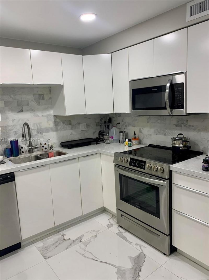 600 Parkview Dr, Unit 223, Hallandale Beach, FL 33009 Photo