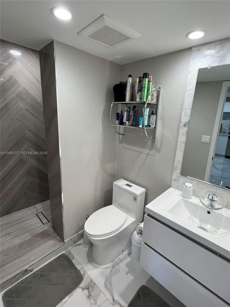 600 Parkview Dr, Unit 223, Hallandale Beach, FL 33009 Photo