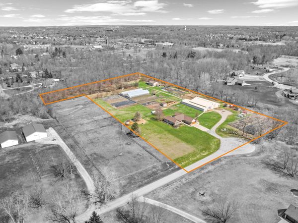 9552 Wall Gene Road, South Lyon, MI 48178