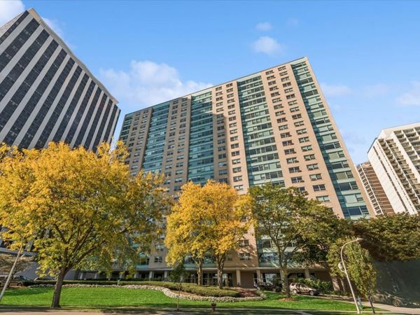 3180 N Lake Shore Drive, Unit 2H, Chicago, IL 60657