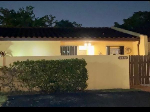 8618 SW 148th Pl, Miami, FL 33193