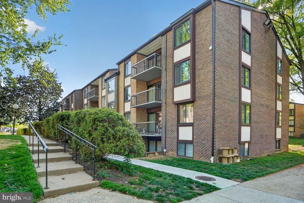 9708 Kingsbridge Drive, Unit 304, Fairfax, VA 22031 Main Photo