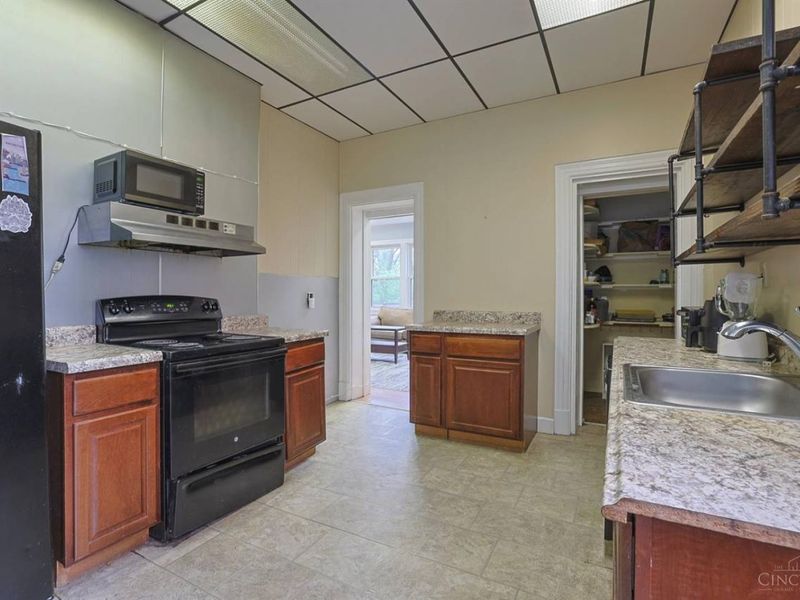 452 Riddle Road, Cincinnati, OH 45220 Photo 14