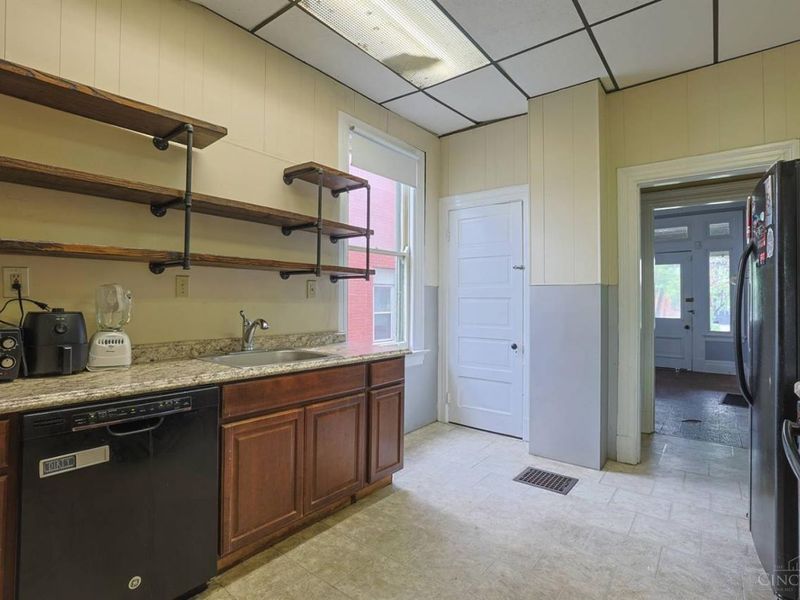 452 Riddle Road, Cincinnati, OH 45220 Photo 17