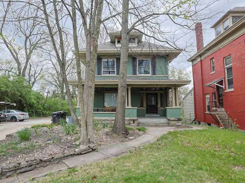 452 Riddle Road, Cincinnati, OH 45220 Photo 2