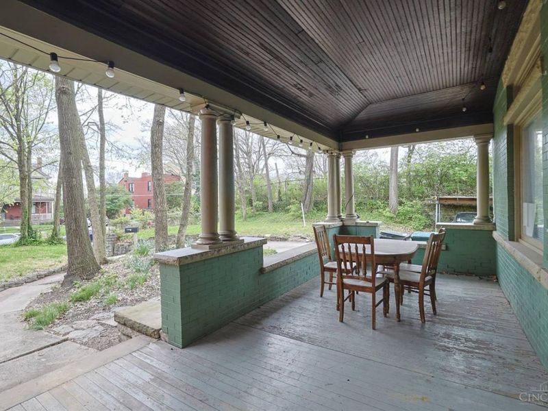 452 Riddle Road, Cincinnati, OH 45220 Photo 3