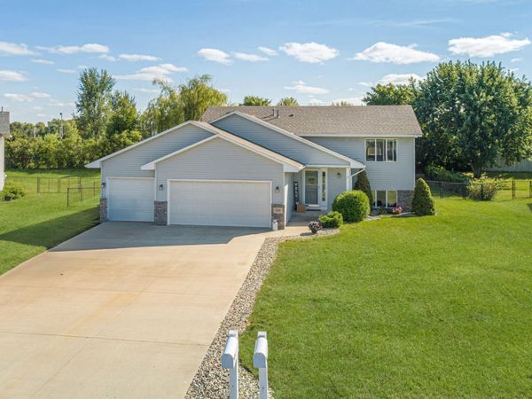 729 Obrien Parkway, Belle Plaine, MN 56011