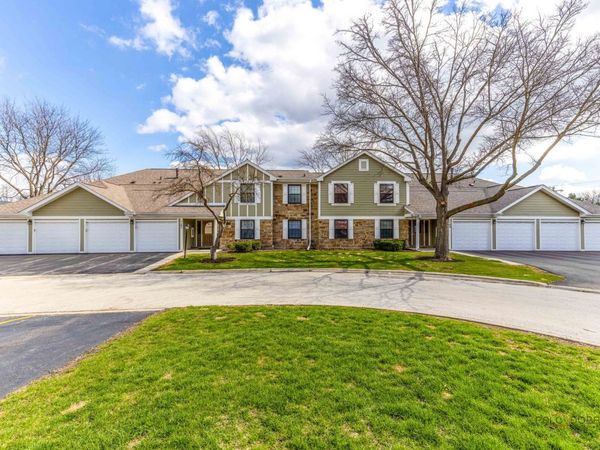 1107 Woodbury Lane, Unit A2, Wheeling, IL 60090