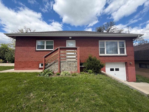 45 Oak Grove Drive, Dubuque, IA 52002