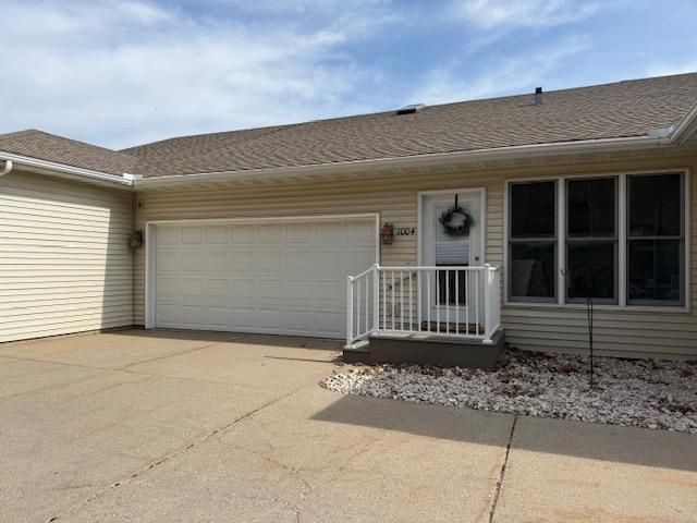 1004 W Lake Boulevard, Winona, MN 55987