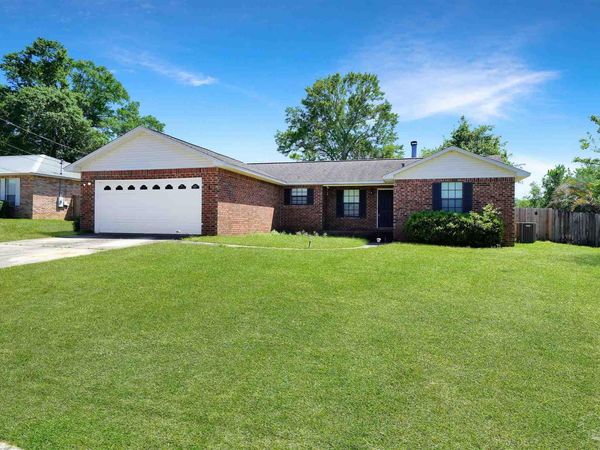 323 Twisted Oak Dr, Cantonment, FL 32533