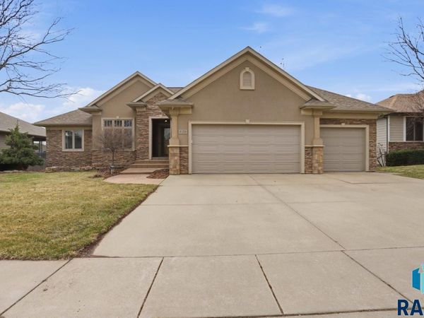 8129 S Grass Creek Dr, Sioux Falls, SD 57108