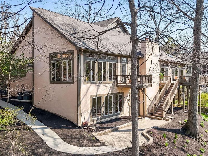 117 Lake Bluff Drive, Columbus, OH 43235 Photo 2