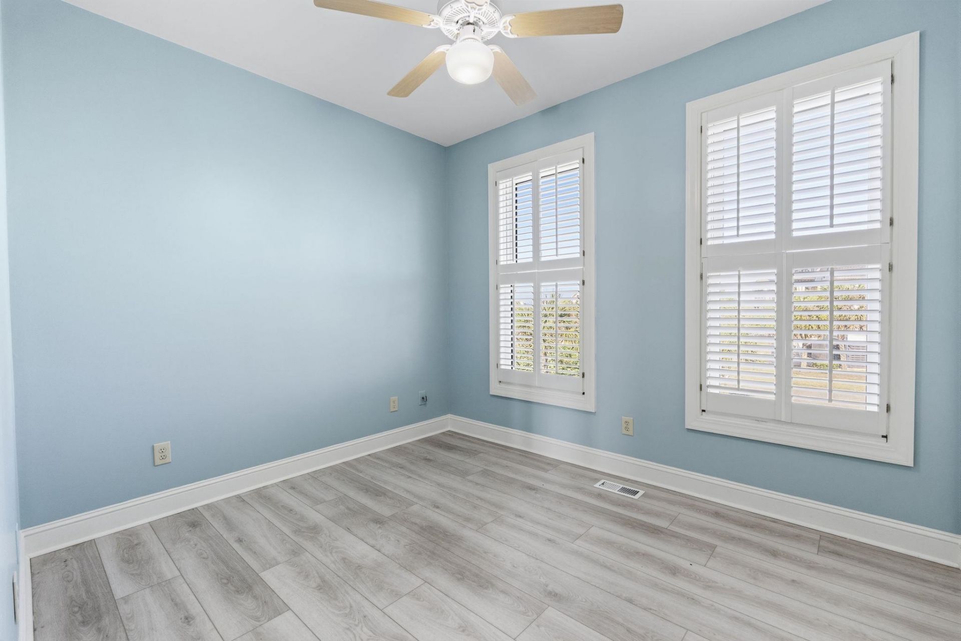 2201 S Waccamaw Dr. Photo 32