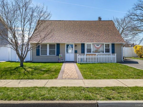 25 Park Lane , Bethpage, NY 11714