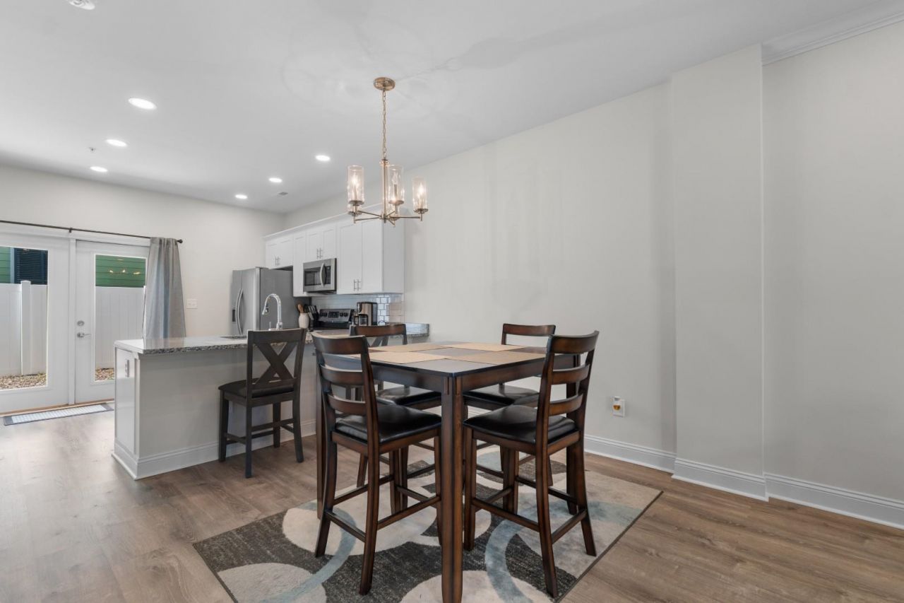 753 Moen Pl. Photo 10