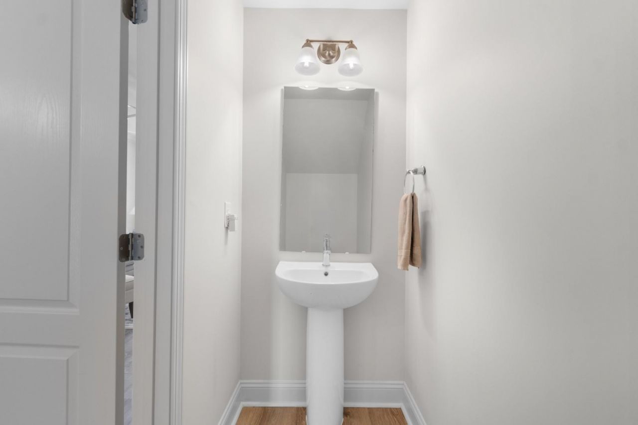 753 Moen Pl. Photo 16