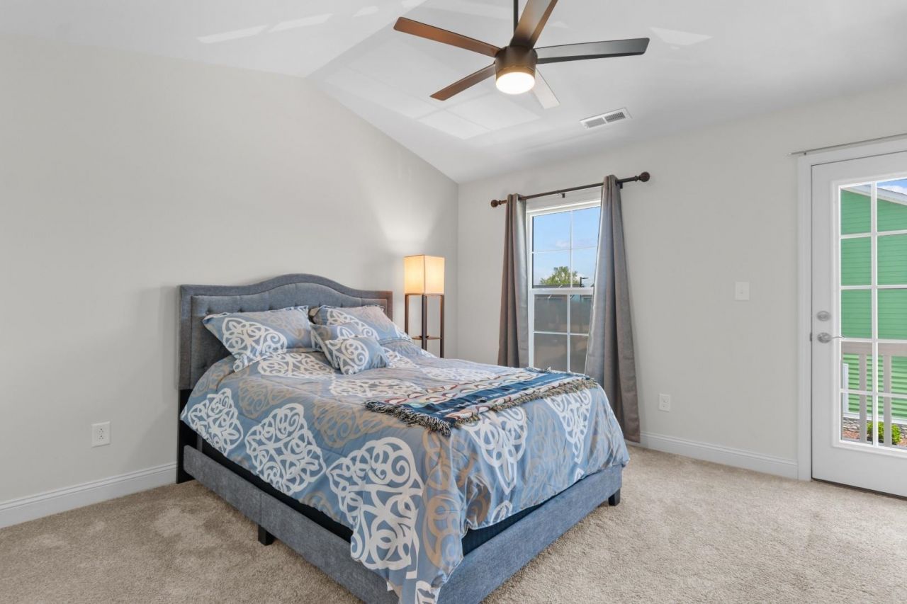 753 Moen Pl. Photo 17