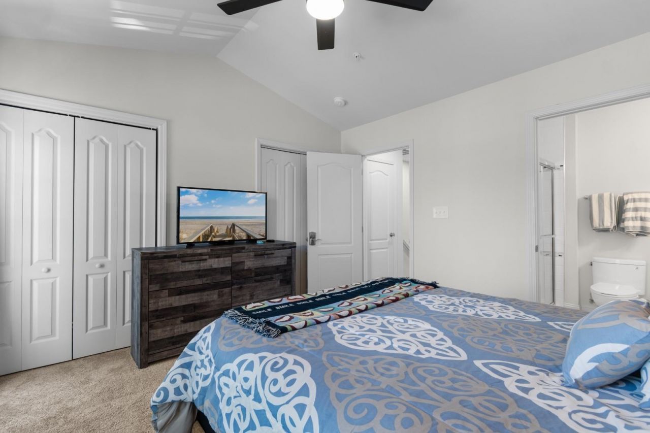 753 Moen Pl. Photo 18