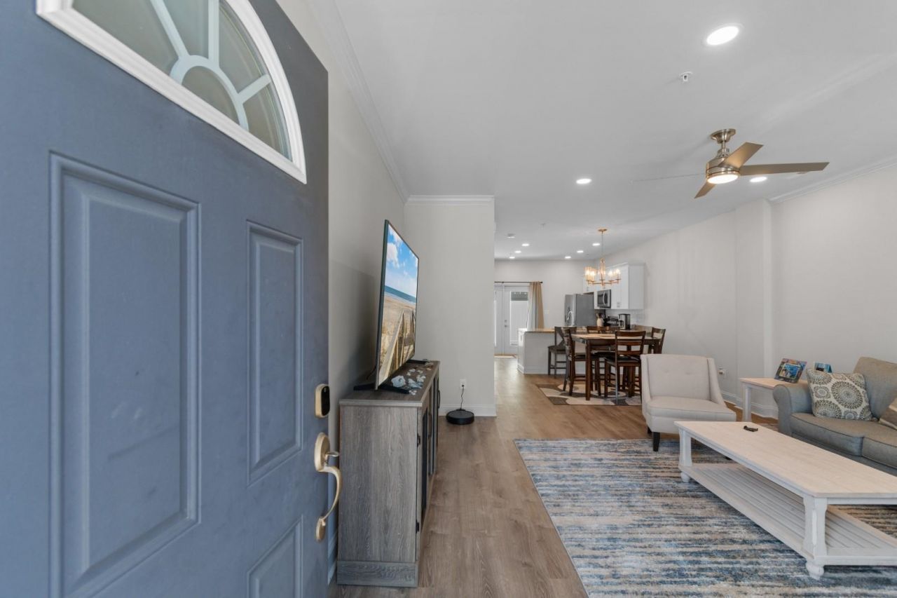 753 Moen Pl. Photo 4