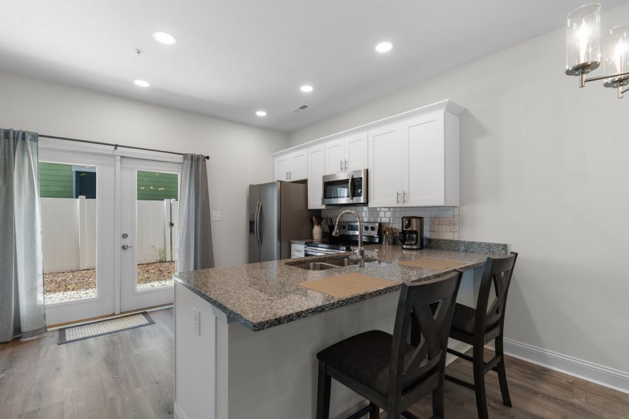 753 Moen Pl. Photo 5