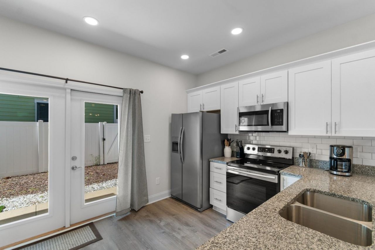 753 Moen Pl. Photo 6