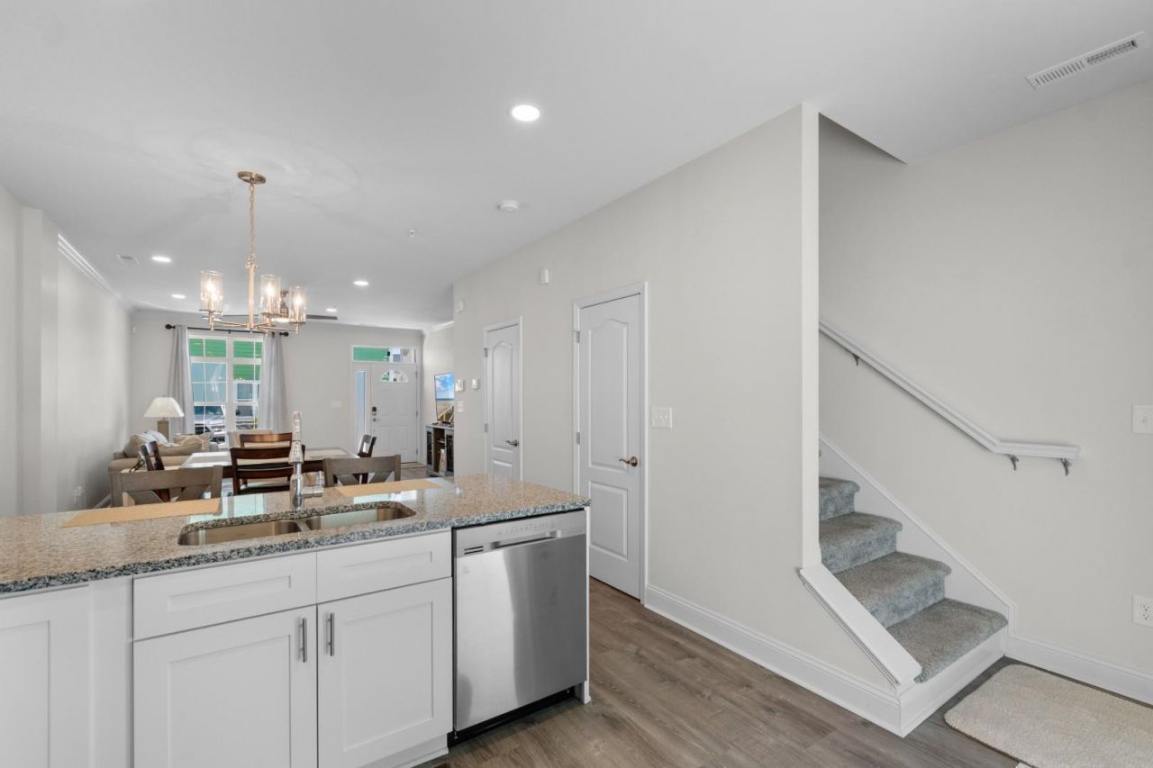 753 Moen Pl. Photo 7