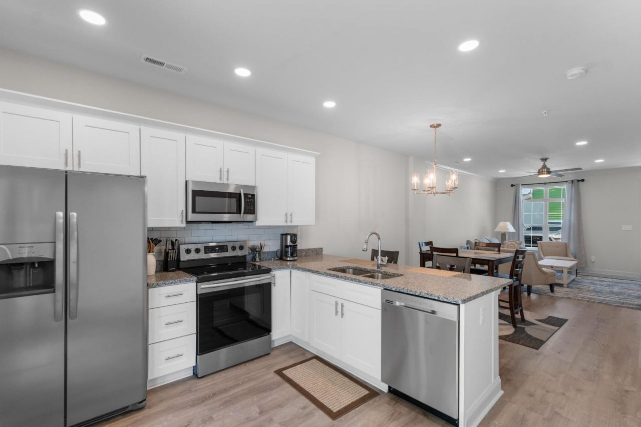 753 Moen Pl. Photo 8