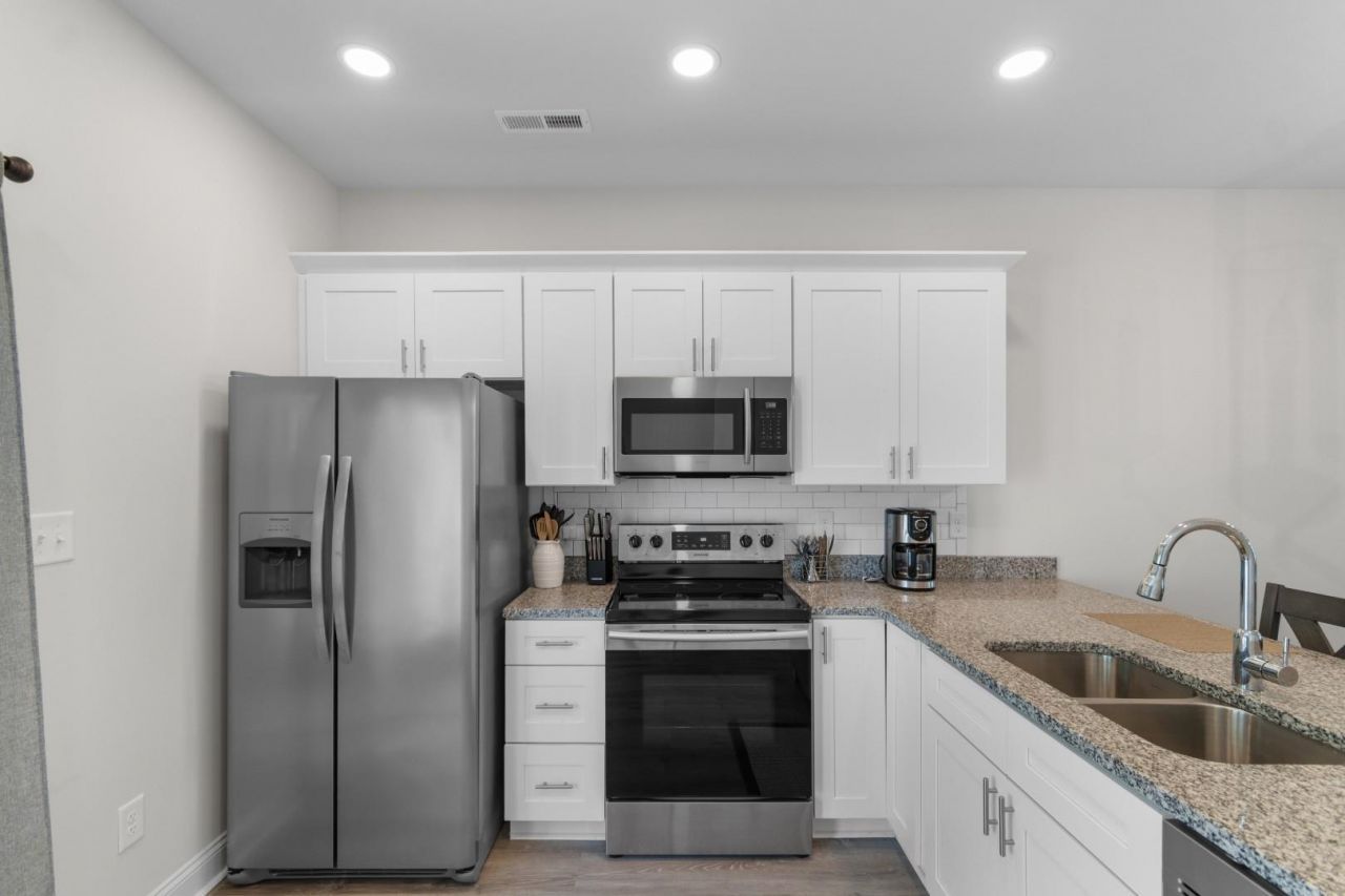 753 Moen Pl. Photo 9