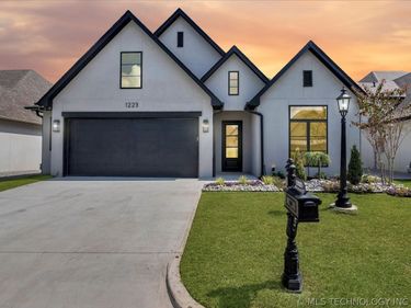 1223 N 71st Place, Broken Arrow, OK 74014