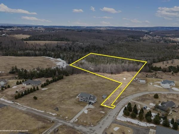 3339 Deere Dr, Petoskey, MI 49770