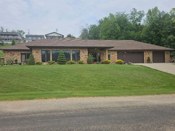 1326 Lakeshore Drive , Brooklyn, IA 52211